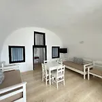 Nomikos Lägenhetshotell Fira (Santorini)