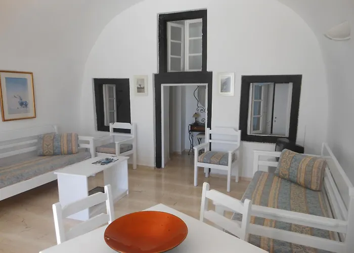 Nomikos Fira (Santorini)